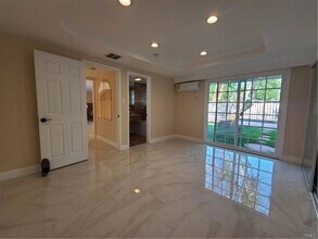 6744 Cozycroft Ave in Los Angeles, CA - Building Photo - Building Photo