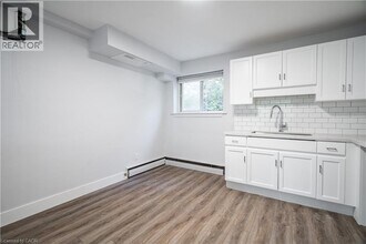 2161 Ghent Ave in Burlington, ON - Building Photo - Building Photo
