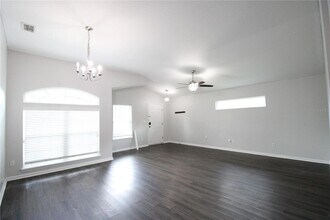 8254 NW 52nd St in Gainesville, FL - Foto de edificio - Building Photo