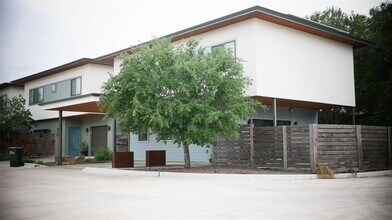 2101 Montopolis Dr in Austin, TX - Building Photo - Building Photo