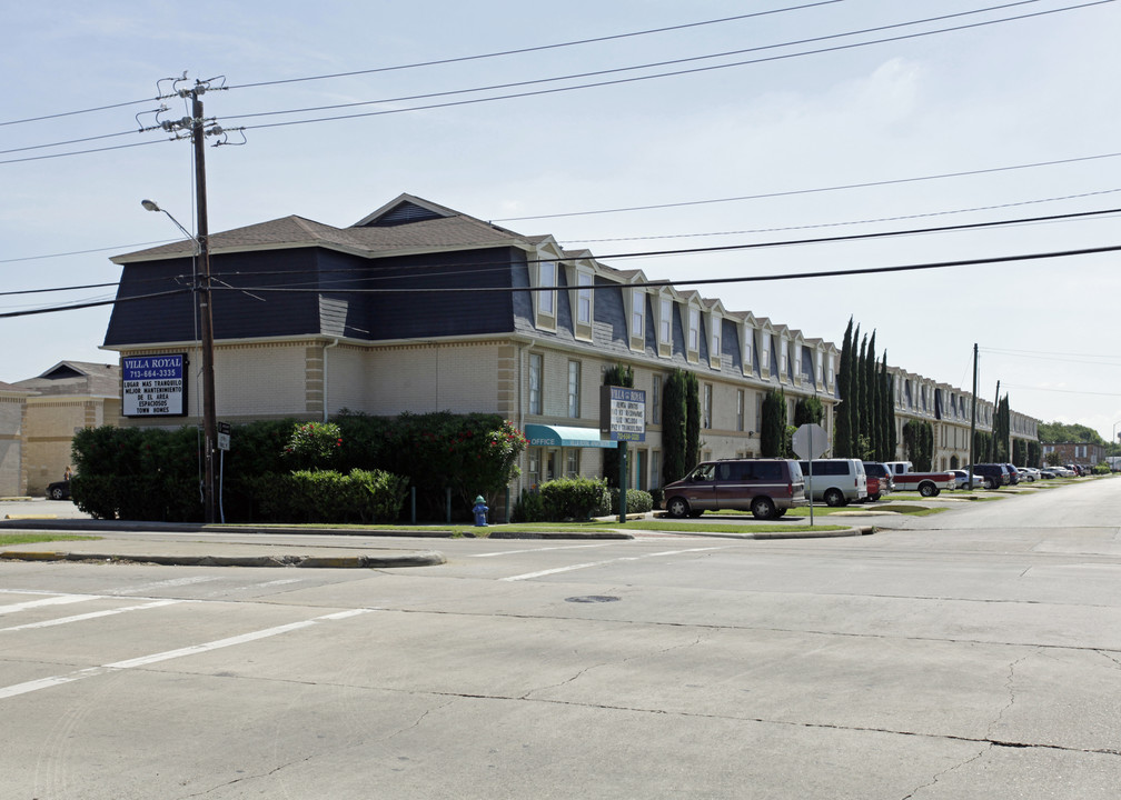 Villa Royal Apartments in Houston, TX - Building Photo