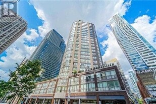 24 Wellesley St W in Toronto, ON - Building Photo