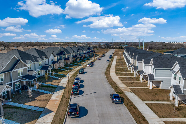 Audra Townhomes in Denton, TX - Foto de edificio - Building Photo