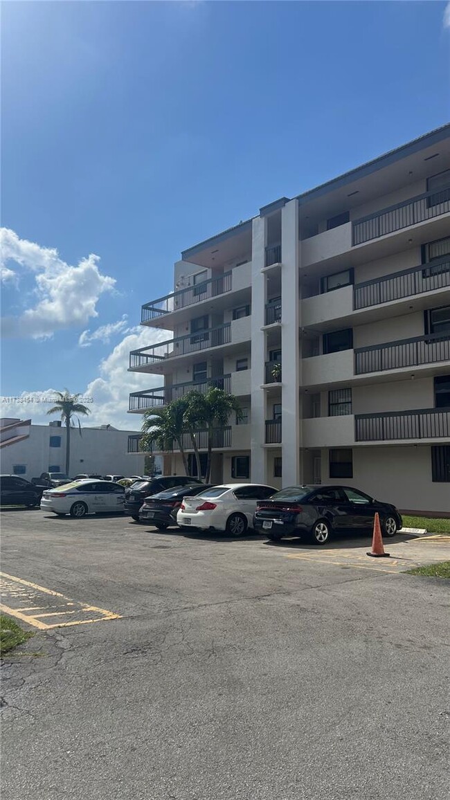 8881 Fontainebleau Blvd in Miami, FL - Building Photo - Building Photo