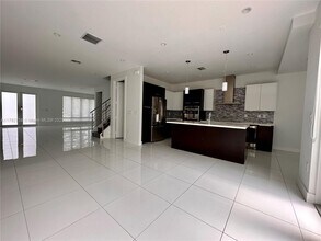 6420 NW 104th Path in Medley, FL - Building Photo - Building Photo