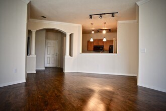 8290 Gate Pkwy W in Jacksonville, FL - Building Photo - Building Photo