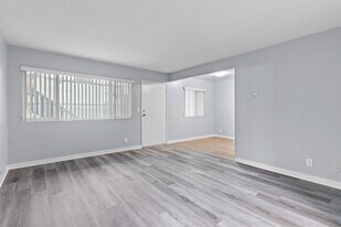1633 Chestnut Avenue in Long Beach, CA - Building Photo