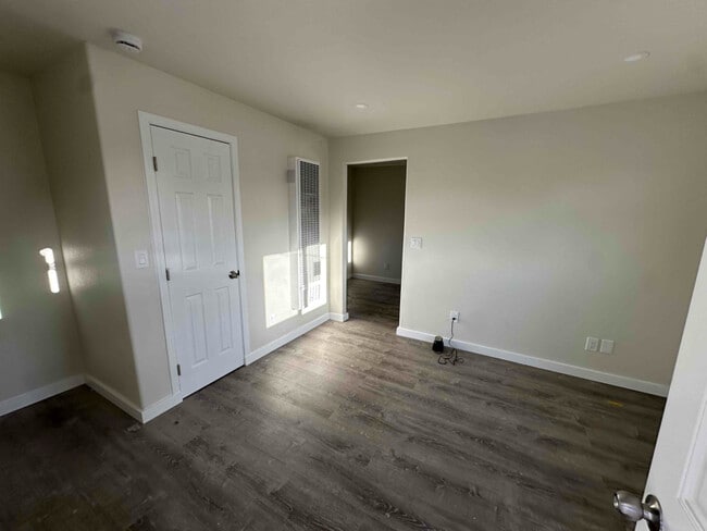 1211 Center Ln, Unit 4 in Los Banos, CA - Foto de edificio - Building Photo