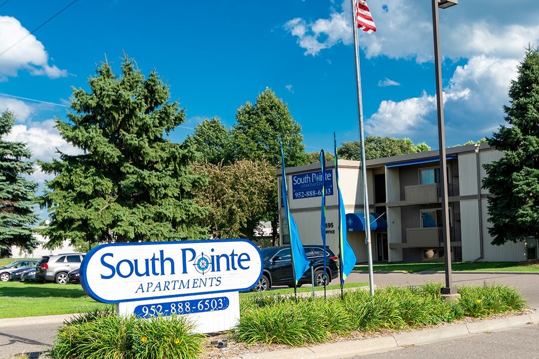 South Pointe in Bloomington, MN - Building Photo