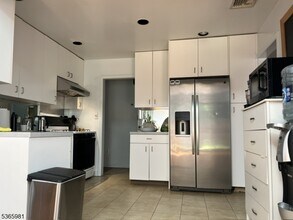 35 Ashwood Dr in Livingston, NJ - Building Photo - Building Photo