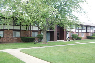 Tudor Crest Apartments in Kenosha, WI - Foto de edificio - Building Photo