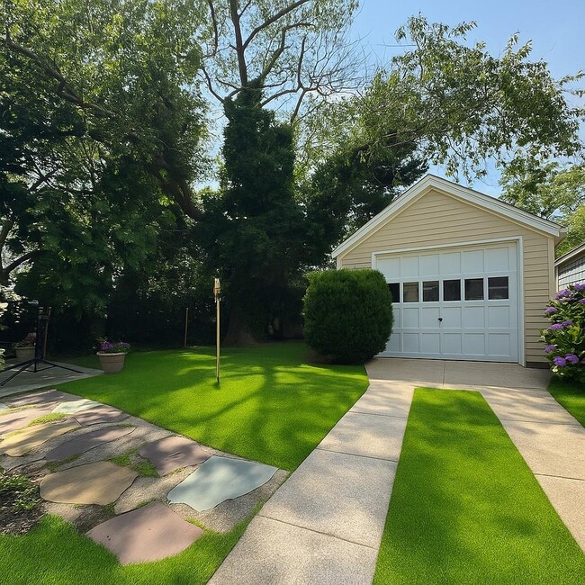11 Atlas Ave in Malverne, NY - Building Photo - Building Photo