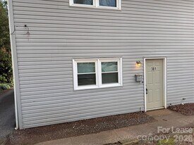 381 20th Ave NE in Hickory, NC - Building Photo