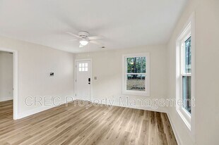 6961 Raymond Ave in North Charleston, SC - Building Photo