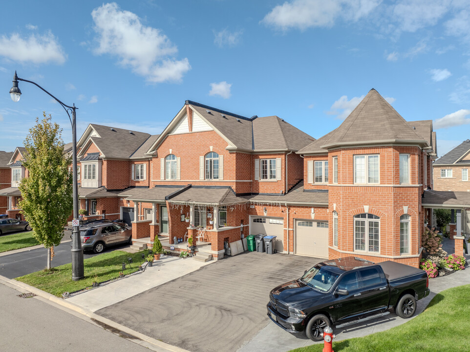 1-37 Pritchard Rd in Brampton, ON - Building Photo