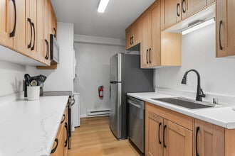 1933 S 124th St, Unit 1931 in New Berlin, WI - Foto de edificio - Building Photo