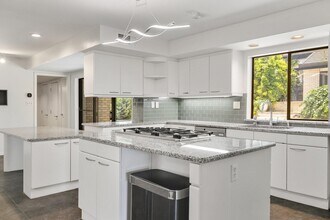 10811 Royal Park Dr in Dallas, TX - Building Photo - Building Photo