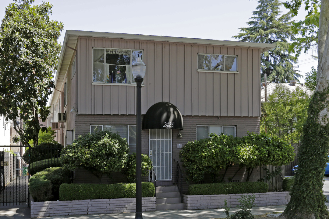 2425 N St in Sacramento, CA - Building Photo