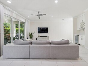 4325 Large Leaf Ln in Hollywood, FL - Foto de edificio - Building Photo