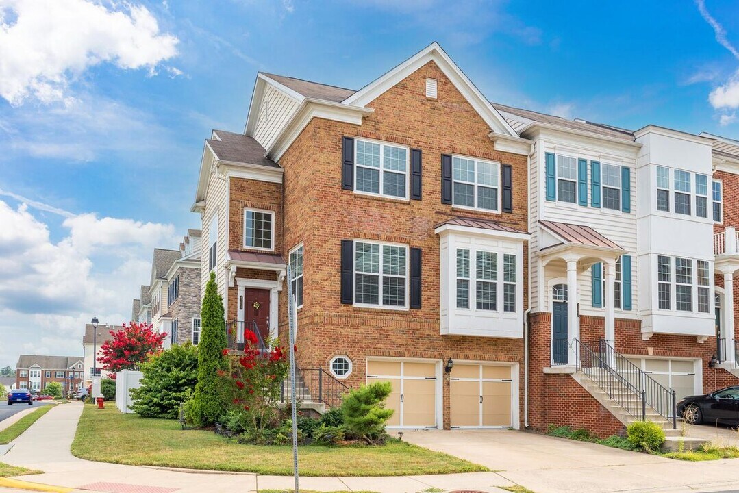 43609 White Cap Terrace in Chantilly, VA - Building Photo