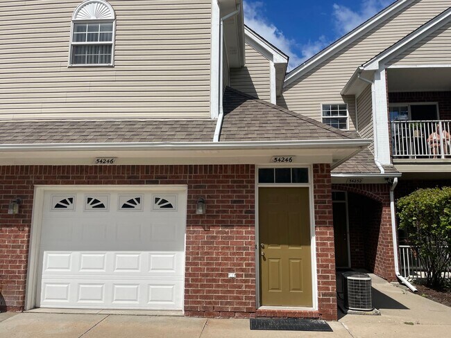 54246 E Annsbury Cir in Shelby Township, MI - Building Photo - Building Photo