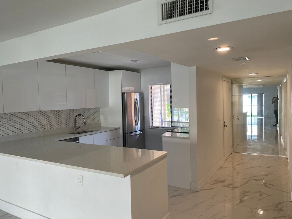 158 Lakeview Dr in Weston, FL - Building Photo