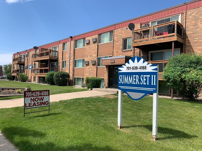 Summerset Apartments 1 & 2 in Fargo, ND - Building Photo - Building Photo