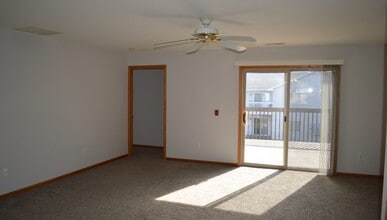 397 Country Clover Dr in Deforest, WI - Foto de edificio - Building Photo