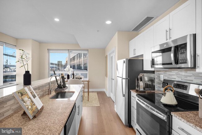 235 N Christopher Columbus Blvd in Philadelphia, PA - Building Photo - Building Photo