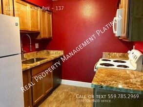 303 E Bullard Ave in Fresno, CA - Building Photo - Building Photo