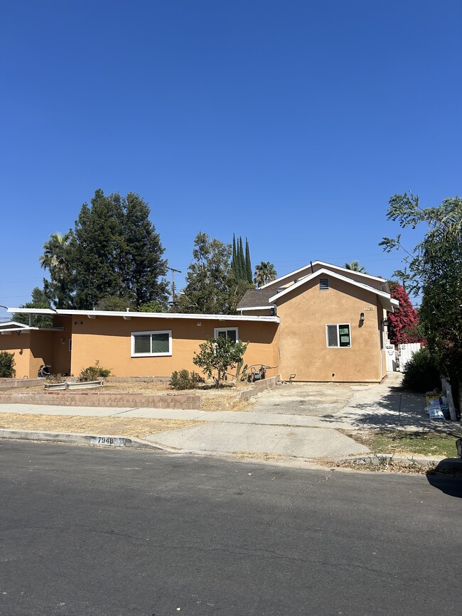 7948 Aura Ave in Reseda, CA - Building Photo - Building Photo