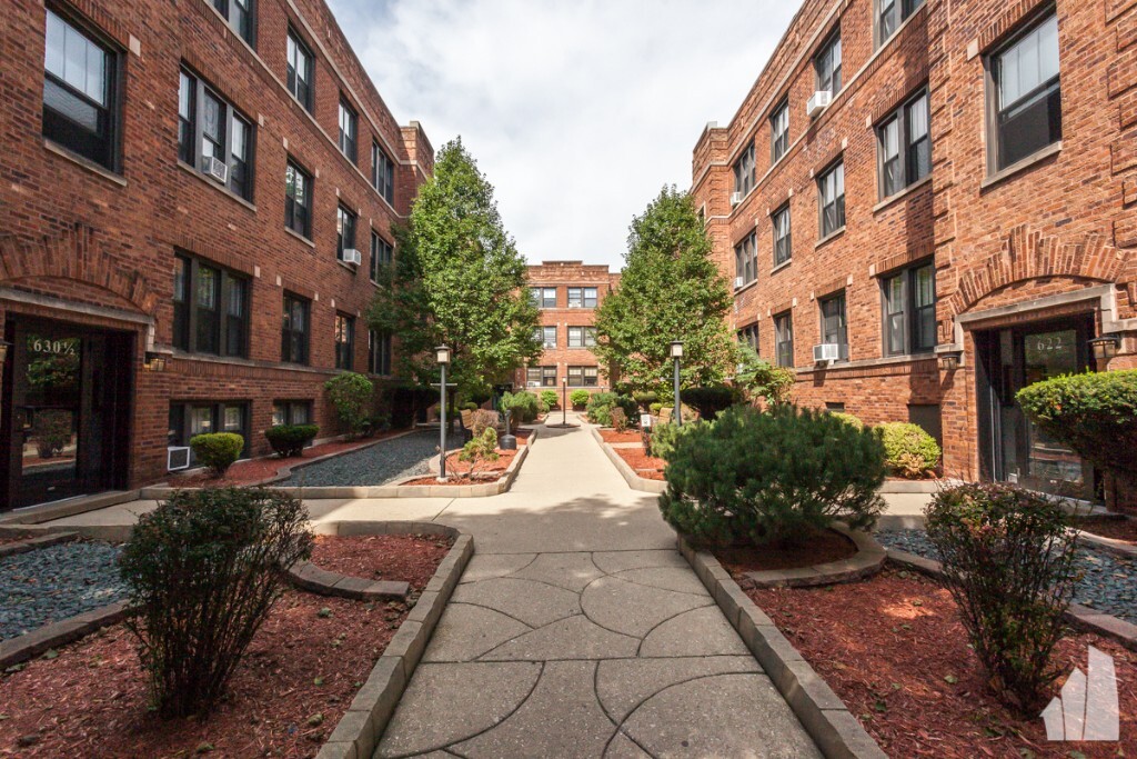 636 W Cornelia Ave, Unit #2W in Chicago, IL - Building Photo