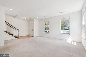 43728 Gold Hill Square in Leesburg, VA - Building Photo - Building Photo