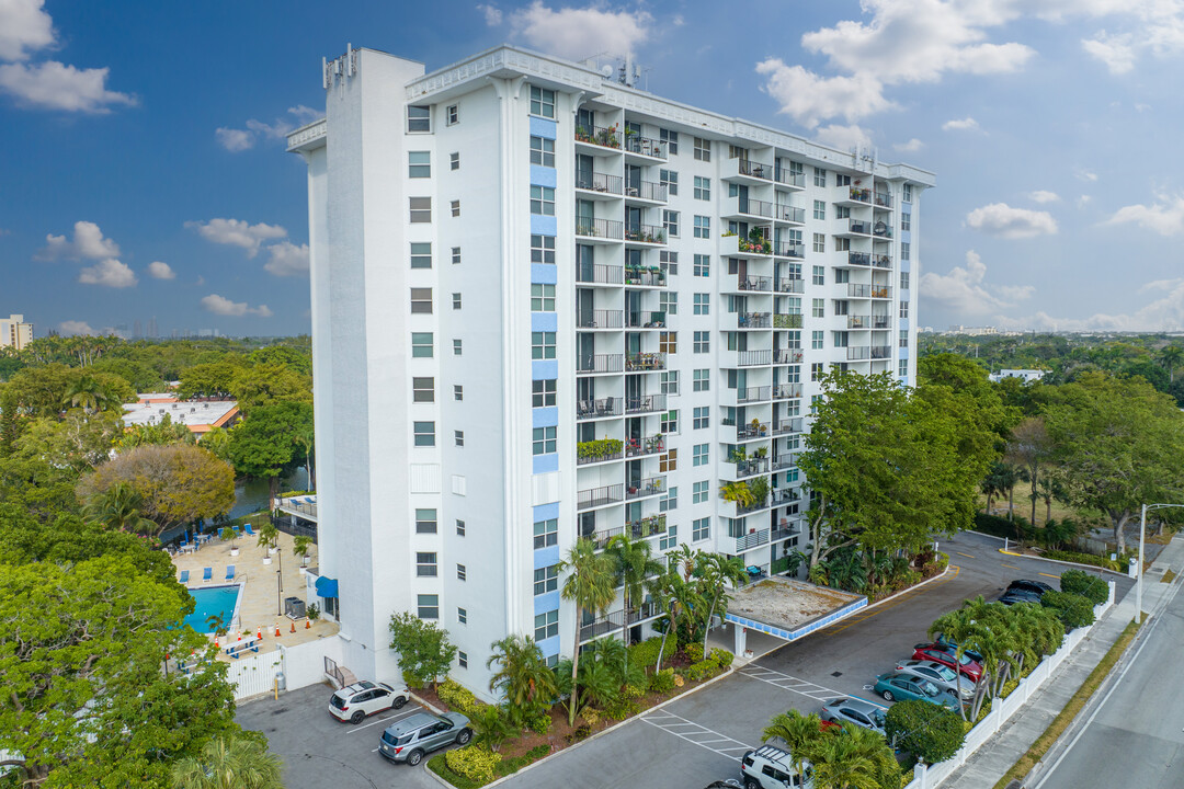 Drake Tower Condominiums in Fort Lauderdale, FL - Building Photo