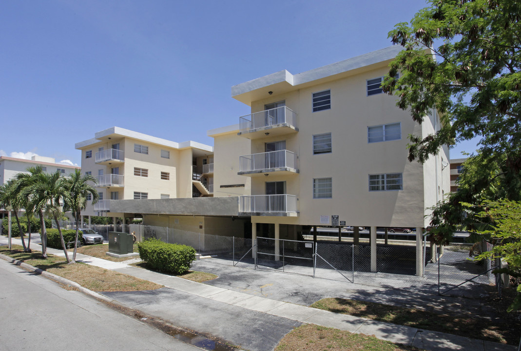 Enclave Shores in North Miami Beach, FL - Building Photo