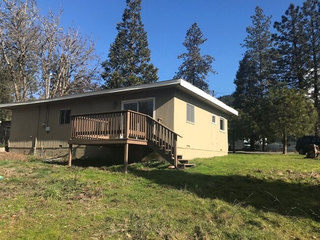 2802-2802 NW Highland Ave in Grants Pass, OR - Building Photo - Building Photo
