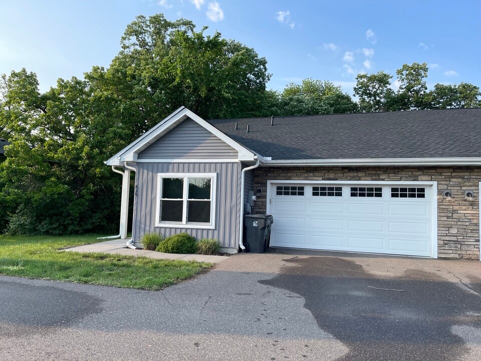 519 E Broadway St in Monticello, MN - Foto de edificio