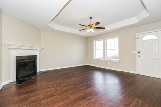 610 E Lake Cove in La Vergne, TN - Foto de edificio - Building Photo