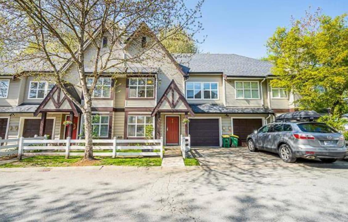 11757 236 St in Maple Ridge, BC - Building Photo