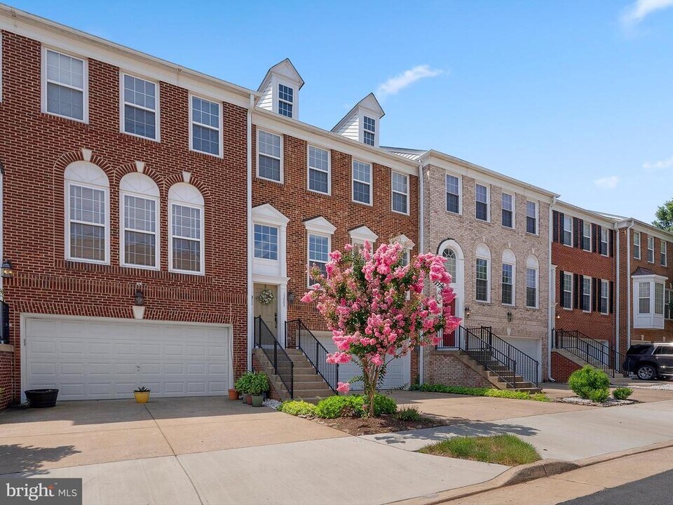 15005 Danube Way in Haymarket, VA - Building Photo