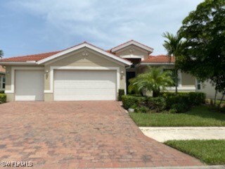 3061 Sunset Pointe Cir in Cape Coral, FL - Foto de edificio