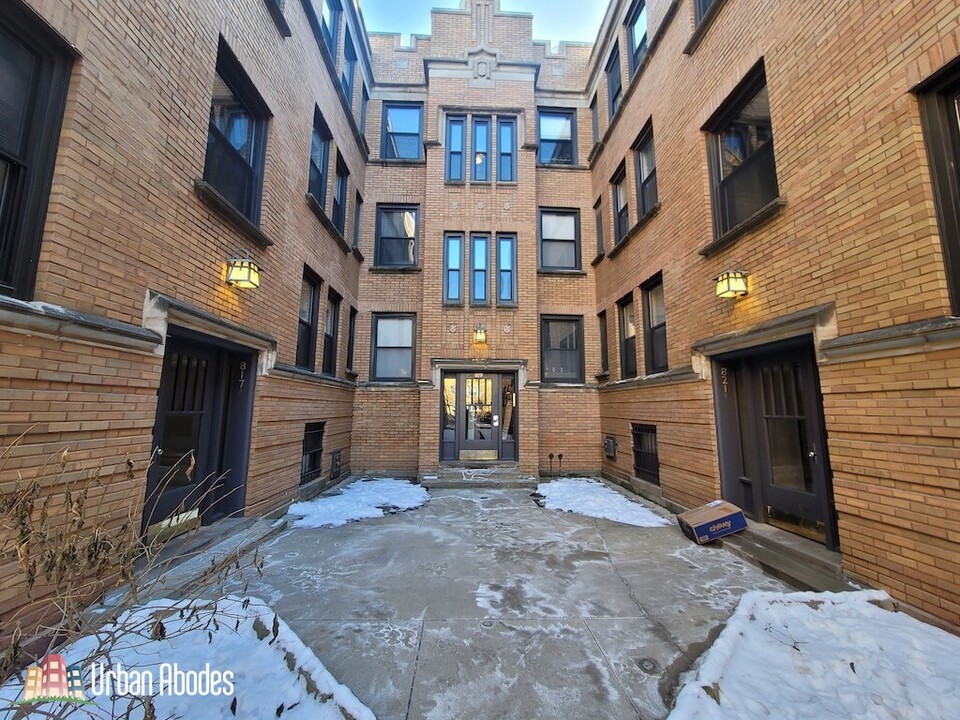 838 W Cornelia Ave, Unit M05B in Chicago, IL - Building Photo