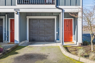 Rainier Terrace Townhomes in Lakewood, WA - Building Photo - Building Photo