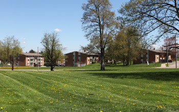 Skyline Terrace Apartment in Canton, OH - Building Photo - Building Photo