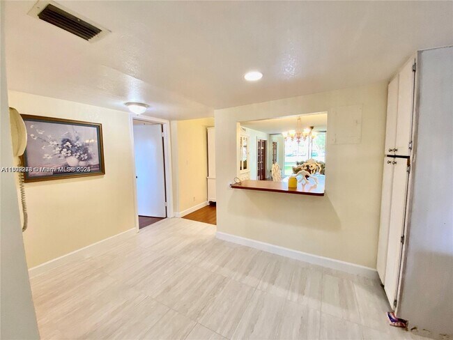 671 S Hollybrook Dr in Pembroke Pines, FL - Building Photo - Building Photo