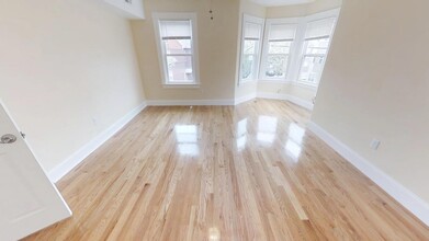 25 MacArthur St, Unit 2 in Somerville, MA - Foto de edificio - Building Photo