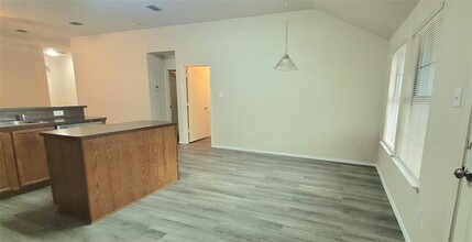 8470 Goldfinch Way in Dallas, TX - Building Photo - Building Photo