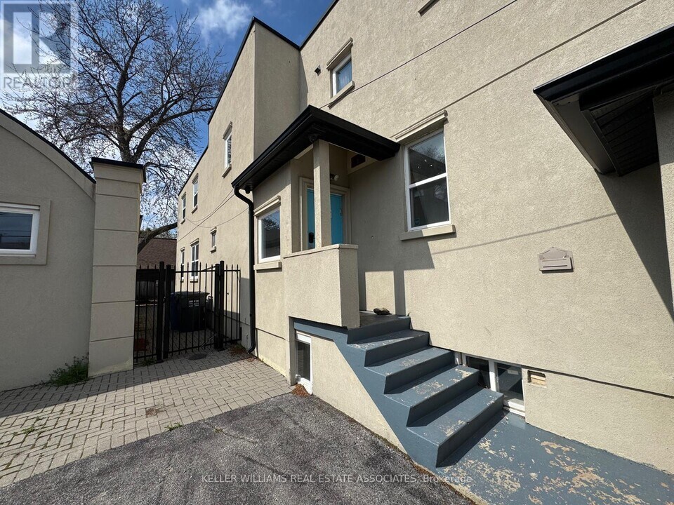 755 Lakeshore Rd E in Mississauga, ON - Building Photo
