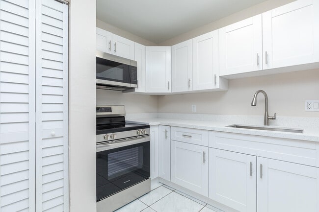 7750 SW 10th Ct in North Lauderdale, FL - Building Photo - Building Photo