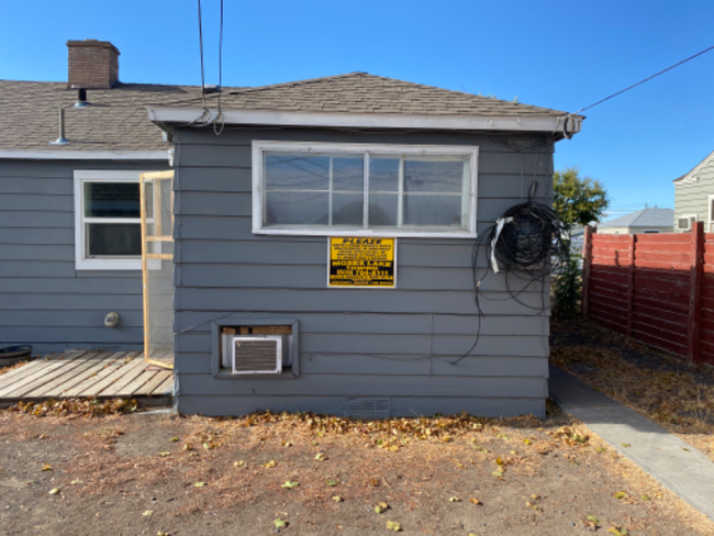 1033 W Columbia Ave-Unit -A in Moses Lake, WA - Building Photo - Building Photo